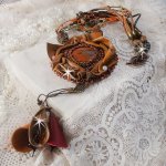 Amber Romance Ketting Geborduurd met Caramel/Oranje/Mahonie leer, halfedelstenen (Agaat, Citrien, Picasso Jaspis) en Swarovski kristallen.