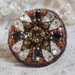 Amber Romance ring geborduurd met Swarovski kristal en zwarte, magische parels en rocailles