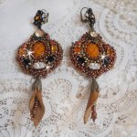 BO Amber Romance gemaakt met een karamelkleurige koeienhuid, Swarovski kristallen
