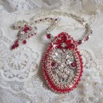 Drigon Rood collier geborduurd met rode Swarovski kristallen, zilveren rocailles, strass, 925/1000 zilveren sluitingen en kettingen.