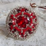 Drigon Red ring geborduurd met een rode Swarovski kristal cabochon, zilveren bezels en rocailles.
