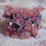 Jardin Poétique manchet armband geborduurd met Oudroze Antiek kant, Swarovski kristallen, 18 en 24 karaats vergulde accessoires, Parelmoer, parels en rocailles.
