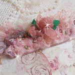 Douceur Poudrée armband met fijn roze kant, Swarovski kristallen, glazen kralen, rocailles en vergulde accessoires