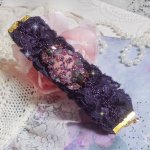 Lady Romantic manchet armband geborduurd met rocailles op roze linnen stof met 1950's paars kant en kristallen