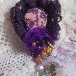 Romantische Lady broche geborduurd met jaren 50 paars kant, kristallen, rocailles en glazen kralen