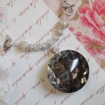 Coco hanger ketting geborduurd met Swarovski kristallen en een gerookt kristallen medaillon