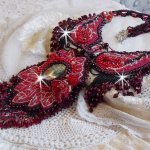 Kardinaal ketting geborduurd in rood en zwart met rode Jaspis, onyx kralen en Swarovski kristallen