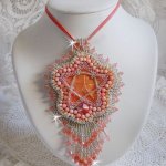Koraal hanger ketting geborduurd met een metalen ster en gekweekte parels 