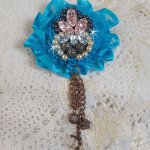 Belle Epoque Haute-Couture broche is geborduurd met Swarovski kristallen, ronde parels, bedels, lint en rocailles.