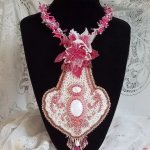 Roze lelie ketting met witte Howliet edelsteen, rocailles, kant en diverse kralen Haute-Couture stijl