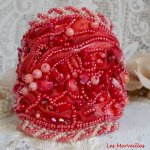 Coralie manchet armband geborduurd met rood koraal, lichtroze en rocailles