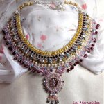 Queen of the Nights bib necklace, een douche van prachtige kristallen en parels. 