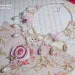 Victoriaanse geborduurde Valmont ketting met Ivory kant, parel kralen en Swarovski kristallen