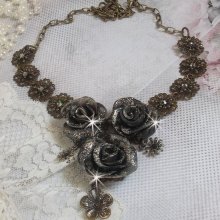 Steampunk Queen ketting gemaakt met zwarte en bruine porseleinen rozen, kristallen cabochons en bronzen accessoires.