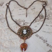 Watson ketting gemaakt met prints, een Swarovski kristallen hanger met een retro look, messing accessoires en een hars cabochon