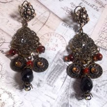 BO Milady Broc' gemaakt met stempels, druppels, messing bedels, strass, PureCrystal cabochons en glazen kralen.