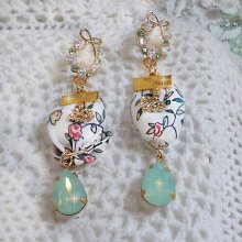 BO Liberty Flowers gemaakt met Opaal kristallen cabochons; Vergulde oorbellen en diverse accessoires.