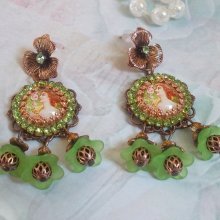 BO Forest of Flowers gemaakt met lucite bloemen, vergrootglas cabochons, kristallen, prints en diverse accessoires.