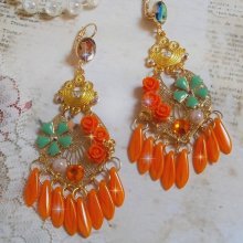 BO Roseraie Oranje Rozen gemaakt met Swarovski kristallen strass en cabochons, bloemen, oranje dolken, glazen cabochons en kwaliteitsaccessoires.