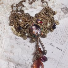 Mes Passions Broc's ketting creëert een vrouw met gouden haar met bloemen, bronzen accessoires, kristallen bedels en een strass ketting.