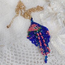 Bel'Nuit Bleue hanger gemaakt met hoogwaardige Japanse rocailles, Swarovski kristallen en vergulde accessoires.