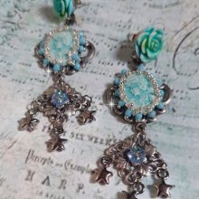 BO Temptations gemaakt met lichte turquoise cameo's, kristallen, kralen en kwaliteitsaccessoires.  