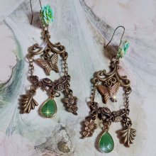 BO Green Palace gemaakt met kristallen, bedels, stempels, roze hars cabochons en facetgeslepen glazen hangers.