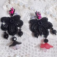 BO Cocktail Sangria gemaakt met zeer oud zwart kant, kristallen, matte bloemen, hars cabochons en zwarte accessoires.
