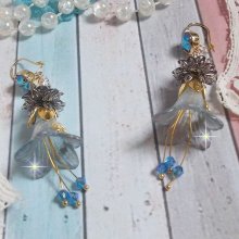 BO Sensations Gold and Blue gemaakt met handgeschilderde trompetbloemen, kristallen, glazen bloemen en vergulde accessoires.