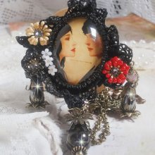 Love Romance ketting gemaakt met kristallen, een ovale cabochon die twee vrouwen voorstelt, kwarts, hematiet, vergulde parels en andere accessoires.