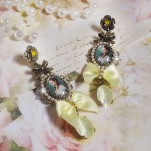 BO Princess look gemaakt met lady princess cabochons, kristallen, glazen kralen, bronzen accessoires en gele satijnen strikken.
