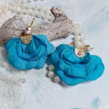 BO Charming Blue créées avec pétales de rose tissu, embouts demi-lunes et perles cristal Swarovski
