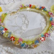 Tuinbloemen ketting met Frosted bloemen, rotspartijen, gele buizen, Lucite bloemen en rotspartijen