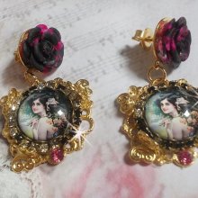 BO Weekend of Roses gemaakt met cabochons die een vrouw met rozen voorstellen, resin kralen en Swarovski kristallen.