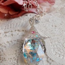 Zilveren bloemenketting met een prachtige Swarovski kristallen hanger, een zilveren hartvormig inzetstuk met ketting, ringetjes, sluiting en verlengketting in Zilver 925/1000