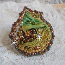 Venetiaanse maanring geborduurd met kameleonkleurig zijden lint, Swarovski kristallen, diverse parels en rocailles.