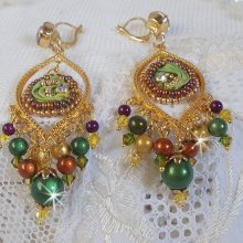 BO Venetiaanse maan geborduurd met kameleonkleurig zijden lint, Swarovski kristallen en magische kralen