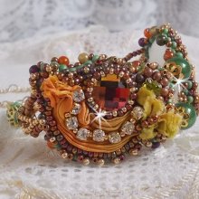 Venetiaanse maan armband geborduurd met zijden lint, facetgeslepen cabochons, Swarovski kristallen en magische kralen