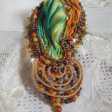 Venetiaanse maan broche geborduurd met zijden lint, magische kralen en Swarovski kristallen
