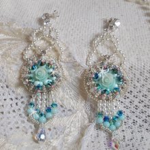 BO Blue Flowers Haute-Couture geborduurd met Swarovski kristallen, mintkleurige harscabochons, Miyuki-zaadkralen en 925/1000 zilveren knopjes.