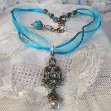 Lady in Blue hanger ketting gemonteerd met Swarovski kristallen, bloemen spacers, blad cups en linten