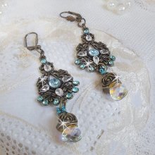 BO Lady in Blue gemonteerd met Swarovski kristallen en Zirconium met bronzen accessoires