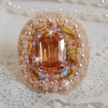 Idylle Beauty ring geborduurd met Swarovski kristallen, cabochon en parels