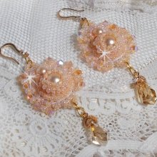 BO Idylle Beauty geborduurd met Swarovski kristallen, vergulde accessoires en rocailles