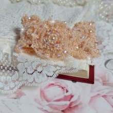 Idylle Beauty armband geborduurd met Swarovski kristallen, facetten, ronde kralen, rocailles met een vergulde sluiting en ketting.