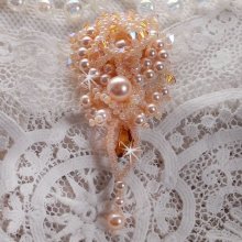 Idylle Beauty broche geborduurd met Swarovski kristallen, ronde parels en rocailles