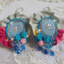 BO Far West geborduurd met denim stof, resin rozen, Swarovski kristallen, diverse kralen, rocailles en 925/1000 zilveren dwarsliggers en andere kralen.
