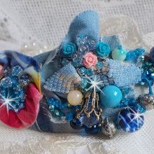 Far West haarspeld geborduurd met halfedelstenen (Sodaliet en Gele Jade), Jean stof met bloemen, Swarovski kristallen en rocailles.