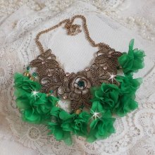 Belle Emeraude ketting met stoffen bloemen, Swarovski kristallen en rocailles