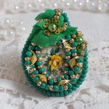 Mooie smaragd ring met een keramische cabochon van een gele en groene roos